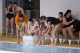 5G6H9344: Foto: Děti skotačily v kutnohorském bazénu na raftu, plavaly i závod