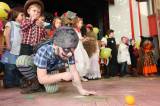 5G6H5651: Foto: S dětmi v Lorci si hráli dva klauni, připravili pro ně řadu soutěží