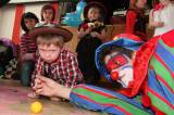 5G6H5661: Foto: S dětmi v Lorci si hráli dva klauni, připravili pro ně řadu soutěží