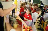 DSC00674: Žáci žehušické základní školy si pochutnávají na ovoci a zelenině od firmy Jiří Bareš - GIRA