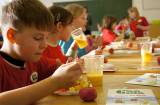 DSC00792: Žáci žehušické základní školy si pochutnávají na ovoci a zelenině od firmy Jiří Bareš - GIRA