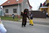 ISC_1485: Foto: Medvěda v masopustním průvodu na Horkách nakonec přemohli