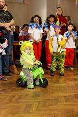 IMG_0254sm: Foto: Děti v kulturním domě ve Veltrubech v sobotu řádily na maškarním karnevalu