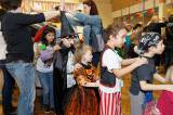 IMG_0474sm: Foto: Děti v kulturním domě ve Veltrubech v sobotu řádily na maškarním karnevalu