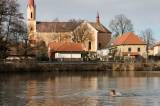 5G6H9938: Josef Havránek se postavil před další výzvu: Vánoční plavání ve Vltavě!