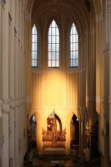 5G6H5104: Foto, video: Sluneční paprsky proťaly hlavní oltář katedrály Nanebevzetí Panny Marie