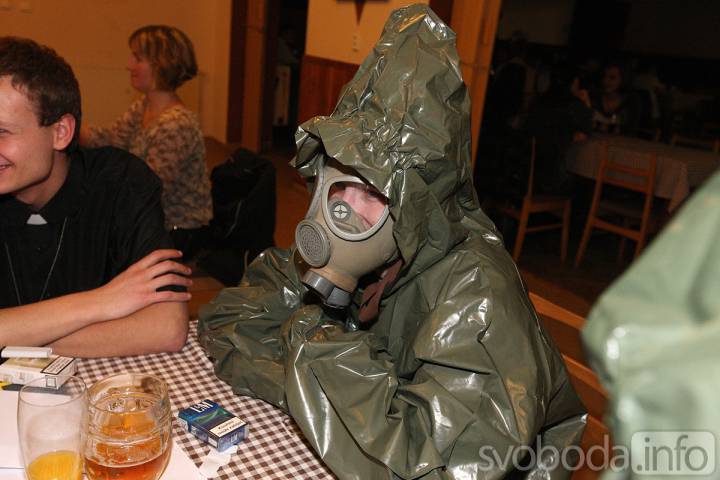 Foto: Na karnevale ve Zbraslavicích tančili i vojáci v chemických oblecích