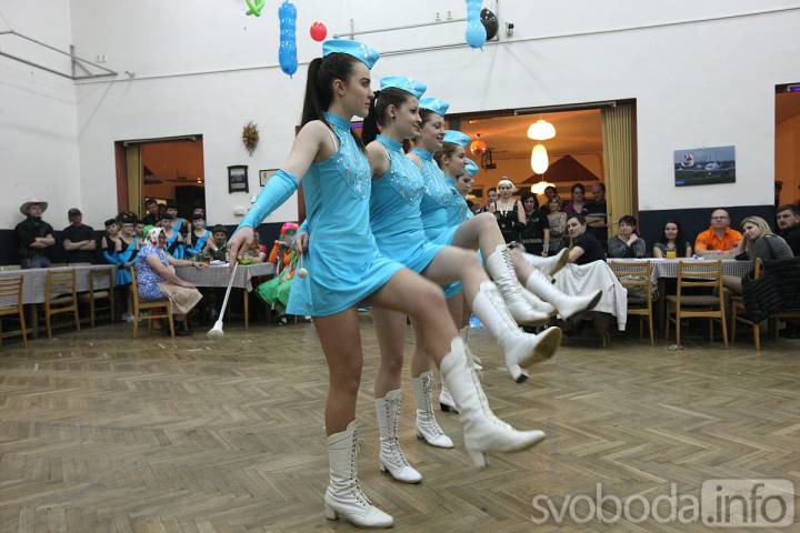 Foto: Na karnevale ve Zbraslavicích tančili i vojáci v chemických oblecích