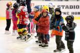 5G6H7563: Foto: Na zimním stadionu v Kutné Hoře se letos naučila bruslit téměř stovka dětí!