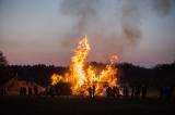 2: Foto: Na Kolínsku se pálily čarodějnice", ohně plály i ve Třech Dvorech, Konárovicích a Ovčárech