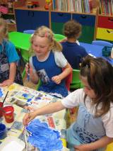 IMG_5335: Děti z Mateřské školky Bílé Podolí si zahrály na malíře a malířky!