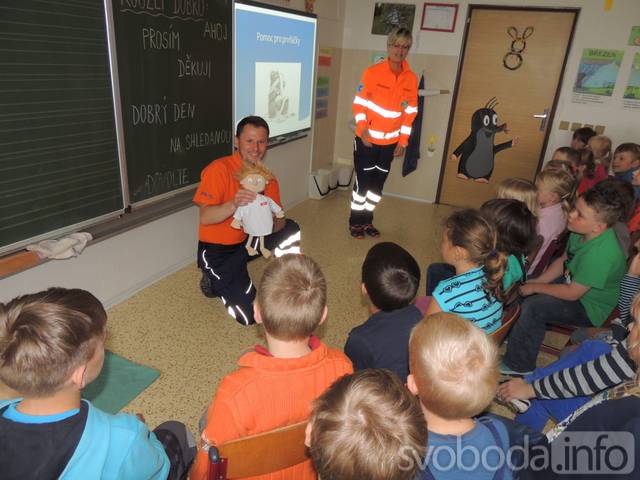 Foto: Žáci první třídy ZŠ Žehušice besedovali s kutnohorskými záchranáři o první pomoci