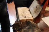 IMG_4372: Pozlacená makovice z věže kostela svatého Jakuba v Kutné Hoře vydala svá tajemství