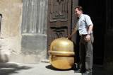 IMG_4410: Pozlacená makovice z věže kostela svatého Jakuba v Kutné Hoře vydala svá tajemství
