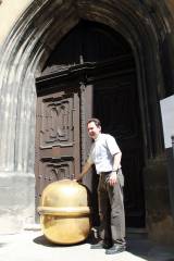 img_4412: Pozlacená makovice z věže kostela svatého Jakuba v Kutné Hoře vydala svá tajemství