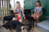 IMG_1473: Kateřina Klasnová na návštěvě psího útulku v Kutné Hoře