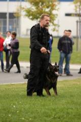 5G6H6576: Policejní psi u kutnohorského závodu Foxconn v sobotu cenili zuby