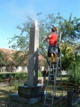 004: Výtěžek lednové Tříkrálové sbírky použili v Žehušicích na opravu památníku