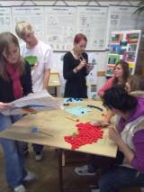 05102010168: Čáslavští studenti vytvořili netradiční erb města, k jeho výrobě použili odpadové materiály