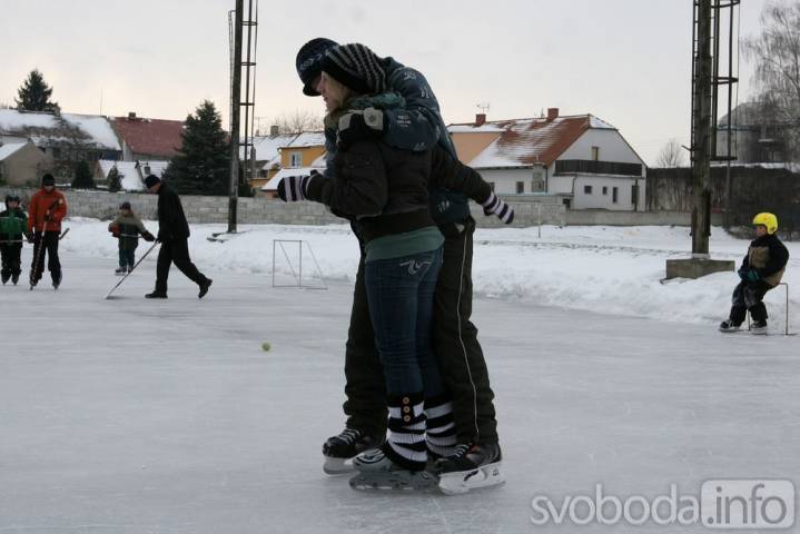 Na stadionu ve Vrdech si dopřávají zimní radovánky na přírodním ledu