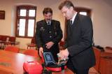 IMG_1592: Policisté na Kutnohorsku budou ve svých autech vozit defibrilátory