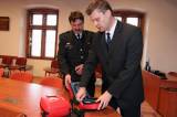 img_1595: Policisté na Kutnohorsku budou ve svých autech vozit defibrilátory
