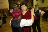5G6H0247: Paběnický sportovní ples rozproudily svým předtančením chotusické ženy