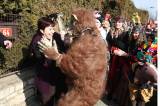 5G6H8597: Hospodáři v Přítokách nalévali kořalku, hospodyně tančily s medvědem
