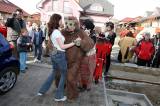 5G6H8825: Hospodáři v Přítokách nalévali kořalku, hospodyně tančily s medvědem