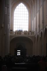 5G6H0704: Slunce osvítilo hlavní oltář v sedlecké katedrále proti plánu o půl hodiny dříve