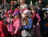 IMG_9014: Děti v zahradě kutnohorské mateřské školy Pohádka vítaly jaro
