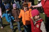 IMG_9016: Děti v zahradě kutnohorské mateřské školy Pohádka vítaly jaro