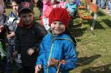 IMG_9021: Děti v zahradě kutnohorské mateřské školy Pohádka vítaly jaro