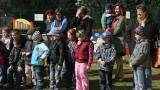 IMG_9030: Děti v zahradě kutnohorské mateřské školy Pohádka vítaly jaro
