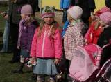 IMG_9042: Děti v zahradě kutnohorské mateřské školy Pohádka vítaly jaro