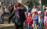 IMG_9048: Děti v zahradě kutnohorské mateřské školy Pohádka vítaly jaro