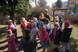 img_9063: Děti v zahradě kutnohorské mateřské školy Pohádka vítaly jaro