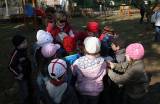 IMG_9075: Děti v zahradě kutnohorské mateřské školy Pohádka vítaly jaro