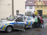 3: Děti navštívily policejní oddělení v Uhlířských Janovicích, nahlédly i do služebního auta