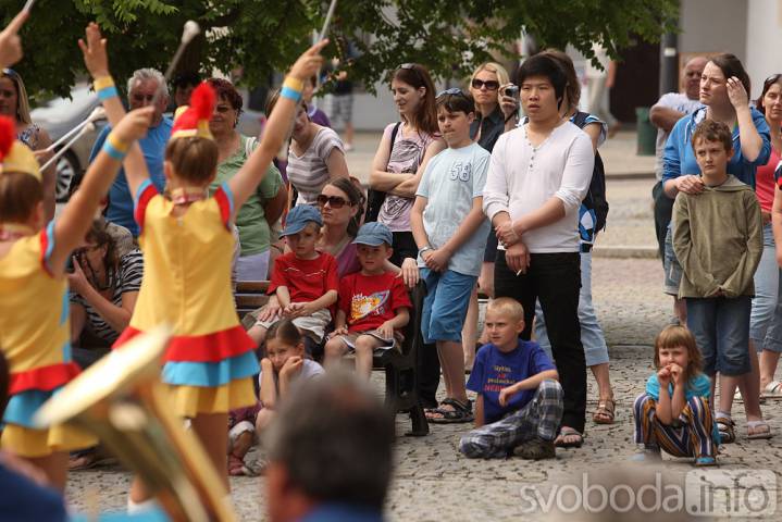 Centrem Kutné Hory prošel průvod dechovky a mažoretek, hudbou se diváci potěšili i na náměstí