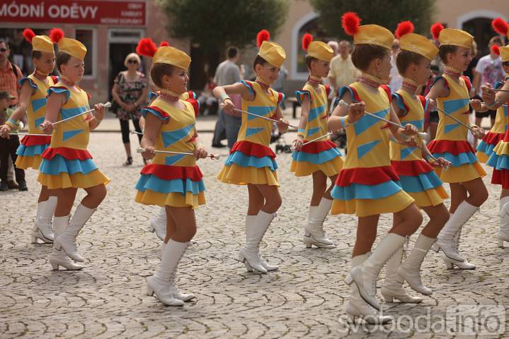 Centrem Kutné Hory prošel průvod dechovky a mažoretek, hudbou se diváci potěšili i na náměstí