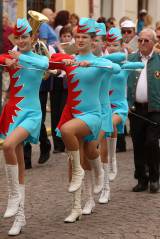 5G6H1986: Centrem Kutné Hory prošel průvod dechovky a mažoretek, hudbou se diváci potěšili i na náměstí