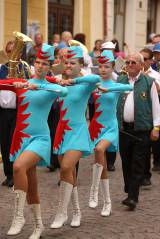 5G6H1989: Centrem Kutné Hory prošel průvod dechovky a mažoretek, hudbou se diváci potěšili i na náměstí