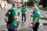 P7181360: Akce "Zelené město" odstartovala - první brigádníci v zelených trikotech vyrazili do ulic 