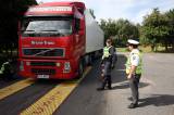 5G6H5283: Policisté kontrolovali kamióny u malínského nadjezdu, šest z osmi vozidel bylo přetížených